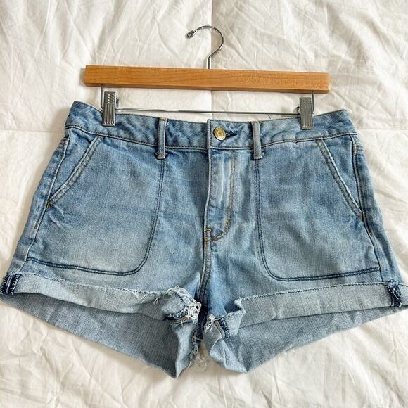American Eagle Denim Mom Shorts Rolled Cuffs Women’s Size 10 Light Wash - Picture 3 of 6